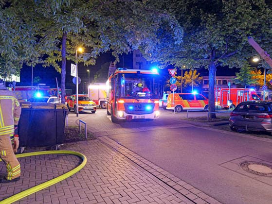 Wohnungsbrand in Hannover-Döhren Eine Wohnung stand in Hannover in Vollbrand. Feuerwehr rettete mehrere Personen mit zwei Drehleitern aus dem Gebäude. *** Apartment fire in Hanover Döhren An apartment was on fire in Hanover Fire brigade rescued several people from the building using two turntable ladders Copyright: xBerndxGüntherx