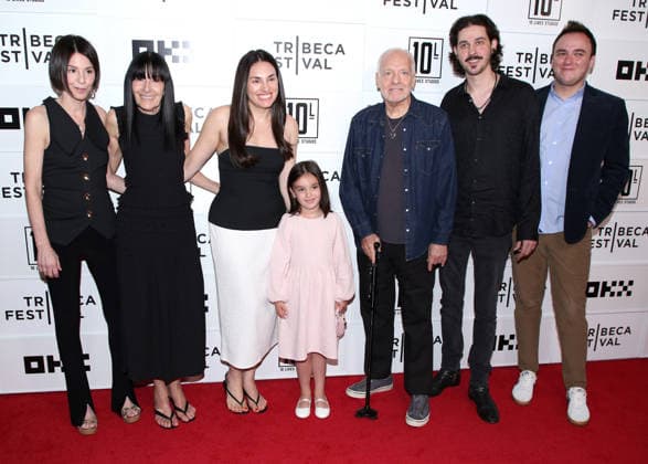 Tribeca Film Festival Frampton World Premiere Liz Ross, Carole Blakey-Cole, Jade Frampton, Elle Homburger, Peter Frampton, Julian Frampton and Sam Homburger attending the Tribeca Film Festival Frampton World Premiere held at OKX Theater at BMCC TPAC on June 4, 2026 in New York City, NY New York City OKX Theater at BMCC TPAC NY USA Copyright: xStevenxBergman AFF-USA.COMx