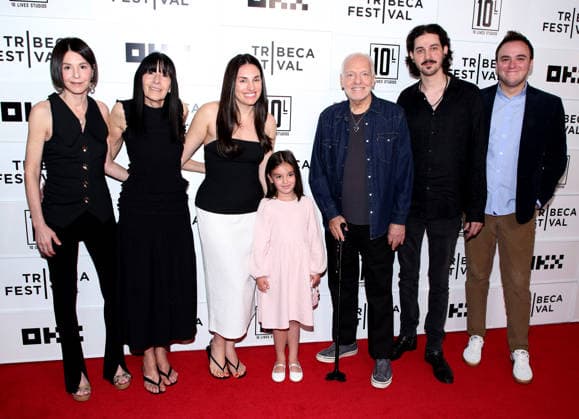 Tribeca Film Festival Frampton World Premiere Liz Ross, Carole Blakey-Cole, Jade Frampton, Elle Homburger, Peter Frampton, Julian Frampton and Sam Homburger attending the Tribeca Film Festival Frampton World Premiere held at OKX Theater at BMCC TPAC on June 4, 2026 in New York City, NY New York City OKX Theater at BMCC TPAC NY USA Copyright: xStevenxBergman AFF-USA.COMx