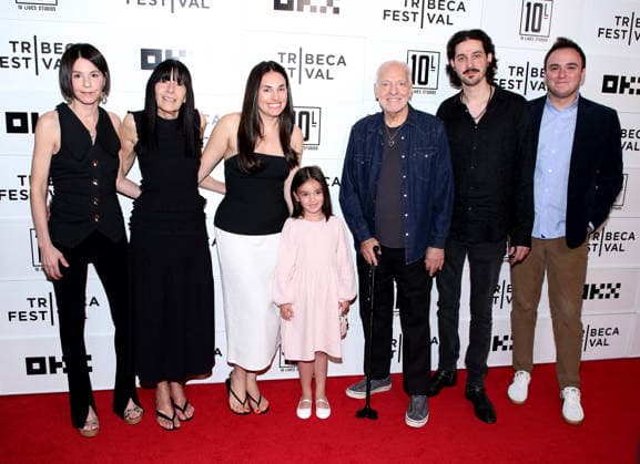Tribeca Film Festival Frampton World Premiere Liz Ross, Carole Blakey-Cole, Jade Frampton, Elle Homburger, Peter Frampton, Julian Frampton and Sam Homburger attending the Tribeca Film Festival Frampton World Premiere held at OKX Theater at BMCC TPAC on June 4, 2026 in New York City, NY New York City OKX Theater at BMCC TPAC NY USA Copyright: xStevenxBergman AFF-USA.COMx