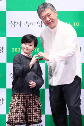 Japanese actor Rimu Kuwaki and director Hirokazu Koreeda Japanese actor Rimu Kuwaki and director Hirokazu Koreeda Japanese actor Rimu Kuwaki (L), who stars in the new movie Sheep in the Box, poses for a photo along with director Hirokazu Koreeda during a publicity event in Seoul on June 4, 2026, to promote the movie, set to hit local screens in South Korea on June 10. (Yonhap) 2026-06-05 11:53:34 < 1980-2026 YONHAPNEWS AGENCY. .> ¼­¿ïÆ¯º°½Ã EDITORIAL USE ONLY  Copyright: xx PYH2026060506310034400 YonhapxNewsx yonphotos253012