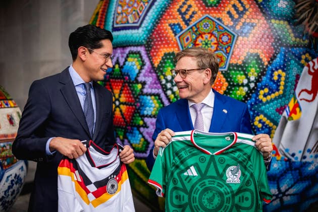 (R-L) Johann Wadephul (CDU), Bundesaussenminister, und Roberto Velasco Alvarez, Aussenminister von Mexiko, tauschen Fussball-Trikots im Rahmen eines Treffens in Mexiko Stadt, 04.06.2026. Fotografiert im Auftrag des Auswaertigen Amtes Mexiko Stadt Mexiko *** R L Johann Wadephul CDU , Federal Foreign Minister, and Roberto Velasco Alvarez, Foreign Minister of Mexico, exchange soccer jerseys during a meeting in Mexico City, 04 06 2026 Photographed on behalf of the Federal Foreign Office Mexico City Mexico Copyright: xJulianexSonntag AAx