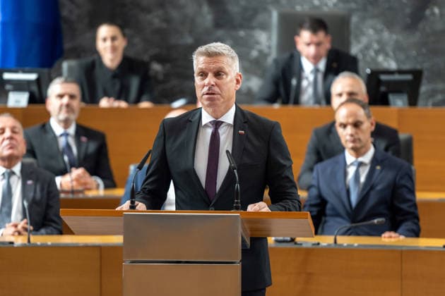 National Assembly of Slovenia in Ljubljana - 04 Jun 2026 Valentin Hajdinjak Slovenian Minister of Defence attends the First meeting of 16th Government of Slovenia. Ljubljana Slovenia Copyright: xAndrejxTarfilax xSOPAxImagesx DSC_0052