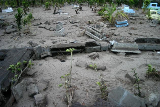 Over 500 Dead in Java Tsunami Jul 20, 2006; Ciamis, West Java, INDONESIA; Coffins lay helter skelter in a graveyard destroyed by the tsunami. A tsunami hit the coast of the Indonesian island of Java killing more than 550 people, leaving over 600 injured. Over 38,000 others have been displaced by the disaster. An earthquake around 240km beneath the ocean floor caused the giant black wave to sweep 300m inland, destroying homes, hotels and people. Mandatory Credit: Photo by Toto Santiko Budi JiwaFoto ZUMA Press. ( ) Copyright 2006 by JiwaFoto Ciamis West Java INDONESIA Copyright: xTotoxSantikoxBudix
