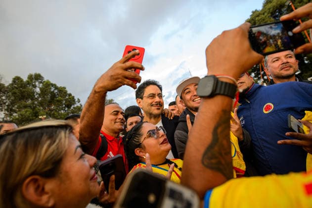 June 4, 2026, Bogota, Bogota D.C, Colombia: Colombian left-wing presidential candidate Ivan Cepeda and his running mate Aida Quilcue receive support from football fans in the midst of the presidential runoffs on June 4, 2026, in Bogota, Colombia. Bogota Colombia - ZUMAvp1_ 20260604_zia_vp1_004 Copyright: xSebastianxBarrosx