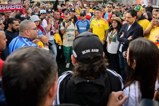 June 4, 2026, Bogota, Bogota D.C, Colombia: Colombian left-wing presidential candidate Ivan Cepeda and his running mate Aida Quilcue receive support from football fans in the midst of the presidential runoffs on June 4, 2026, in Bogota, Colombia. Bogota Colombia - ZUMAvp1_ 20260604_zia_vp1_008 Copyright: xSebastianxBarrosx