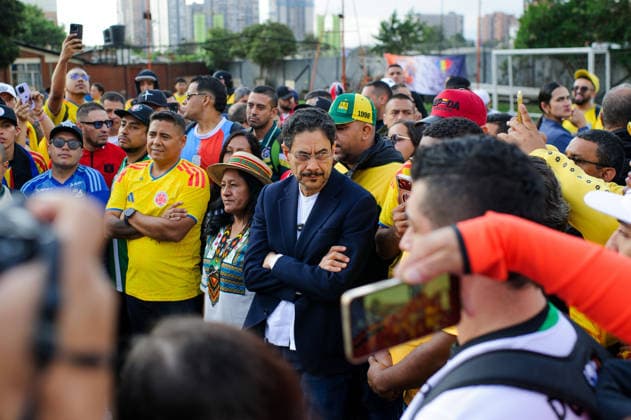 June 4, 2026, Bogota, Bogota D.C, Colombia: Colombian left-wing presidential candidate Ivan Cepeda and his running mate Aida Quilcue receive support from football fans in the midst of the presidential runoffs on June 4, 2026, in Bogota, Colombia. Bogota Colombia - ZUMAvp1_ 20260604_zia_vp1_009 Copyright: xSebastianxBarrosx