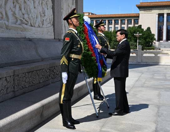 (260605) -- BEIJING, June 5, 2026 -- General Secretary of the Lao People s Revolutionary Party Central Committee and Lao President Thongloun Sisoulith lays a wreath at the Monument to the People s Heroes on Tian anmen Square in Beijing, capital of China, June 5, 2026. ) CHINA-BEIJING-LAOS-THONGLOUN-MONUMENT-TRIBUTE (CN) DaixTianfang 