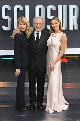 Disclosure Day UK Premiere LONDON, ENGLAND - JUNE 04: Kate Capshaw, Steven Spielberg and Destry Allyn Spielberg attending Disclosure Day UK Premiere, Cineworld, Leicester Square on June 04, 2026 in London, England. CAP MAR MAR Great Britain Copyright: xMartinxHarris CapitalxPicturesx