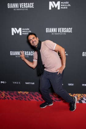Alex Goude Personalities at the first major French retrospective devoted to Gianni Versace at the Musée Maillol in Paris on June 4, 2026 Gianni Versace Retrospective brings together nearly 450 exceptional pieces - original creations and silhouettes, accessories, sketches, decorative objects, photographs, In a resolutely pop scenography designed by Nathalie Crinière, the exhibition retraces an entire career dedicated to creation, and reveals the multiple inspirations that shaped Versaces universe  Copyright: xAnne-SophiexGuebeyx xBestimagexAnne-SophiexGuebeyx xBestimagex