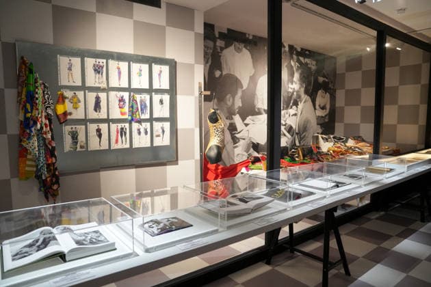 Illustration Personalities at the first major French retrospective devoted to Gianni Versace at the Musée Maillol in Paris on June 4, 2026 Gianni Versace Retrospective brings together nearly 450 exceptional pieces - original creations and silhouettes, accessories, sketches, decorative objects, photographs, In a resolutely pop scenography designed by Nathalie Crinière, the exhibition retraces an entire career dedicated to creation, and reveals the multiple inspirations that shaped Versaces universe  Copyright: xAnne-SophiexGuebeyx xBestimagexAnne-SophiexGuebeyx xBestimagex
