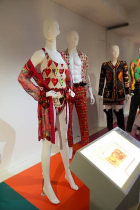 Illustration Personalities at the first major French retrospective devoted to Gianni Versace at the Musée Maillol in Paris on June 4, 2026 Gianni Versace Retrospective brings together nearly 450 exceptional pieces - original creations and silhouettes, accessories, sketches, decorative objects, photographs, In a resolutely pop scenography designed by Nathalie Crinière, the exhibition retraces an entire career dedicated to creation, and reveals the multiple inspirations that shaped Versaces universe  Copyright: xAnne-SophiexGuebeyx xBestimagexAnne-SophiexGuebeyx xBestimagex