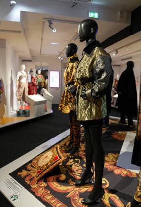 Illustration Personalities at the first major French retrospective devoted to Gianni Versace at the Musée Maillol in Paris on June 4, 2026 Gianni Versace Retrospective brings together nearly 450 exceptional pieces - original creations and silhouettes, accessories, sketches, decorative objects, photographs, In a resolutely pop scenography designed by Nathalie Crinière, the exhibition retraces an entire career dedicated to creation, and reveals the multiple inspirations that shaped Versaces universe  Copyright: xAnne-SophiexGuebeyx xBestimagexAnne-SophiexGuebeyx xBestimagex
