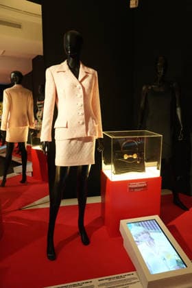 Illustration Personalities at the first major French retrospective devoted to Gianni Versace at the Musée Maillol in Paris on June 4, 2026 Gianni Versace Retrospective brings together nearly 450 exceptional pieces - original creations and silhouettes, accessories, sketches, decorative objects, photographs, In a resolutely pop scenography designed by Nathalie Crinière, the exhibition retraces an entire career dedicated to creation, and reveals the multiple inspirations that shaped Versaces universe  Copyright: xAnne-SophiexGuebeyx xBestimagexAnne-SophiexGuebeyx xBestimagex