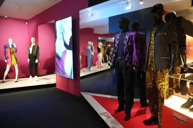 Illustration Personalities at the first major French retrospective devoted to Gianni Versace at the Musée Maillol in Paris on June 4, 2026 Gianni Versace Retrospective brings together nearly 450 exceptional pieces - original creations and silhouettes, accessories, sketches, decorative objects, photographs, In a resolutely pop scenography designed by Nathalie Crinière, the exhibition retraces an entire career dedicated to creation, and reveals the multiple inspirations that shaped Versaces universe  Copyright: xAnne-SophiexGuebeyx xBestimagexAnne-SophiexGuebeyx xBestimagex
