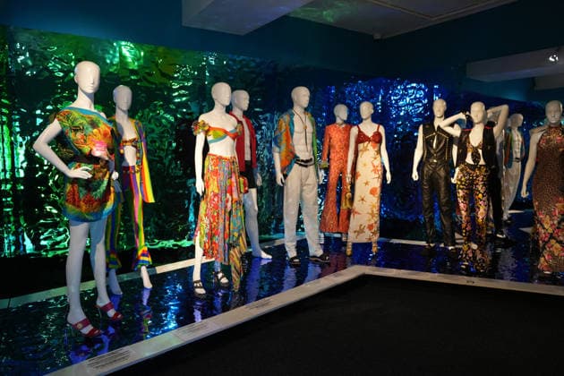 Illustration Personalities at the first major French retrospective devoted to Gianni Versace at the Musée Maillol in Paris on June 4, 2026 Gianni Versace Retrospective brings together nearly 450 exceptional pieces - original creations and silhouettes, accessories, sketches, decorative objects, photographs, In a resolutely pop scenography designed by Nathalie Crinière, the exhibition retraces an entire career dedicated to creation, and reveals the multiple inspirations that shaped Versaces universe  Copyright: xAnne-SophiexGuebeyx xBestimagexAnne-SophiexGuebeyx xBestimagex