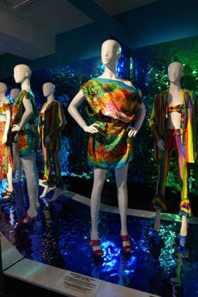 Illustration Personalities at the first major French retrospective devoted to Gianni Versace at the Musée Maillol in Paris on June 4, 2026 Gianni Versace Retrospective brings together nearly 450 exceptional pieces - original creations and silhouettes, accessories, sketches, decorative objects, photographs, In a resolutely pop scenography designed by Nathalie Crinière, the exhibition retraces an entire career dedicated to creation, and reveals the multiple inspirations that shaped Versaces universe  Copyright: xAnne-SophiexGuebeyx xBestimagexAnne-SophiexGuebeyx xBestimagex