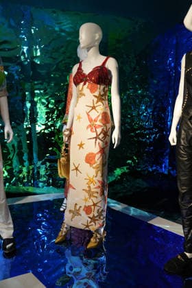 Illustration Personalities at the first major French retrospective devoted to Gianni Versace at the Musée Maillol in Paris on June 4, 2026 Gianni Versace Retrospective brings together nearly 450 exceptional pieces - original creations and silhouettes, accessories, sketches, decorative objects, photographs, In a resolutely pop scenography designed by Nathalie Crinière, the exhibition retraces an entire career dedicated to creation, and reveals the multiple inspirations that shaped Versaces universe  Copyright: xAnne-SophiexGuebeyx xBestimagexAnne-SophiexGuebeyx xBestimagex