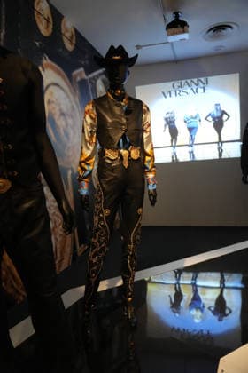 Illustration Personalities at the first major French retrospective devoted to Gianni Versace at the Musée Maillol in Paris on June 4, 2026 Gianni Versace Retrospective brings together nearly 450 exceptional pieces - original creations and silhouettes, accessories, sketches, decorative objects, photographs, In a resolutely pop scenography designed by Nathalie Crinière, the exhibition retraces an entire career dedicated to creation, and reveals the multiple inspirations that shaped Versaces universe  Copyright: xAnne-SophiexGuebeyx xBestimagexAnne-SophiexGuebeyx xBestimagex