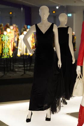 Illustration Personalities at the first major French retrospective devoted to Gianni Versace at the Musée Maillol in Paris on June 4, 2026 Gianni Versace Retrospective brings together nearly 450 exceptional pieces - original creations and silhouettes, accessories, sketches, decorative objects, photographs, In a resolutely pop scenography designed by Nathalie Crinière, the exhibition retraces an entire career dedicated to creation, and reveals the multiple inspirations that shaped Versaces universe  Copyright: xAnne-SophiexGuebeyx xBestimagexAnne-SophiexGuebeyx xBestimagex