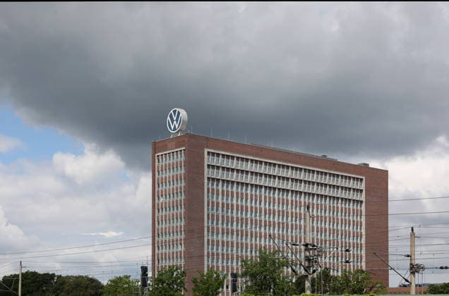 VW Wolfsburg, 03.06.2026, Volkswagen AG Zentrale, VW Hochhaus, Verwaltung, VW-Zeichen auf dem Gebäude. Niedersachsen Deutschland *** VW Wolfsburg, 03 06 2026, Volkswagen AG headquarters, VW high-rise building, administration, VW sign on the building Lower Saxony Germany