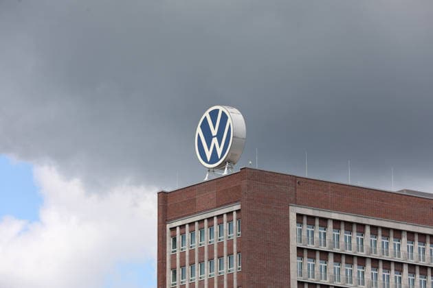 VW Wolfsburg, 03.06.2026, Volkswagen AG Zentrale, VW Hochhaus, Verwaltung, VW-Zeichen auf dem Gebäude. Niedersachsen Deutschland *** VW Wolfsburg, 03 06 2026, Volkswagen AG headquarters, VW high-rise building, administration, VW sign on the building Lower Saxony Germany
