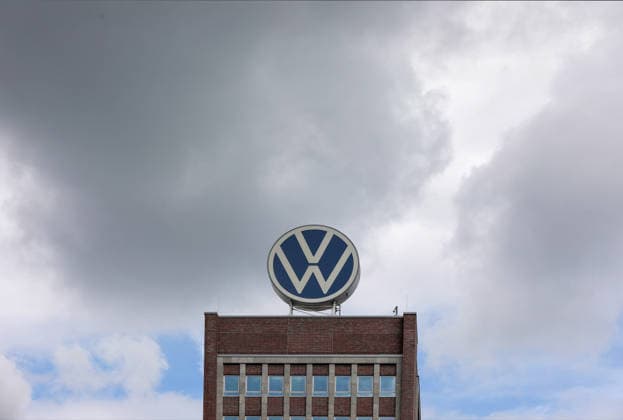 VW Wolfsburg, 03.06.2026, Volkswagen AG Zentrale, VW Hochhaus, Verwaltung, VW-Zeichen auf dem Gebäude. Niedersachsen Deutschland *** VW Wolfsburg, 03 06 2026, Volkswagen AG headquarters, VW high-rise building, administration, VW sign on the building Lower Saxony Germany