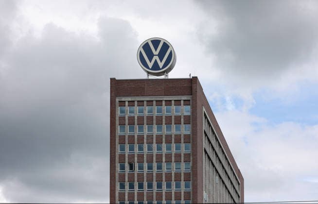VW Wolfsburg, 03.06.2026, Volkswagen AG Zentrale, VW Hochhaus, Verwaltung, VW-Zeichen auf dem Gebäude. Niedersachsen Deutschland *** VW Wolfsburg, 03 06 2026, Volkswagen AG headquarters, VW high-rise building, administration, VW sign on the building Lower Saxony Germany