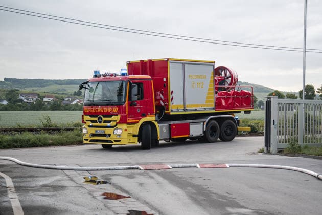 Brand bei Entsorgungsbetrieb 1.000 mÂ³ Restmüll in Flammen Am 05.06.2026 brach gegen 05:15 Uhr auf dem Gelände des Entsorgungsbetriebs Remondis in Welgesheim ein Brand aus. Ein Restmüllhaufen von rund 1.000 Kubikmeter stand in Flammen; als vermutliche Ursache nannte der Pressesprecher der Feuerwehr einen nicht fachgerecht entsorgten Lithium-Ionen-Akku. Im Einsatz waren rund 80 Kräfte der Freiwilligen Feuerwehren aus neun umliegenden Gemeinden sowie SEG Verpflegung des DRK und das THW. Um 06:30 Uhr wurde über die Warn-App NINA vor Geruchsbelästigung gewarnt; das Bundesamt für Bevölkerungsschutz und Katastrophenhilfe veröffentlichte um 06:16 Uhr über die Feuerwehrleitstelle Mainz eine Warnung vor massiver Rauchentwicklung. Der E