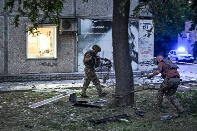 Law enforcers collect the wreckage of a strike drone used by Russian troops to attack a residential area in the Shevchenkivskyi district of Zaporizhzhia, Ukraine, June 4, 2026. Russian forces launched a drone strike on one of the city’s residential areas, killing one person and injuring 16 others. The blast wave and debris shattered windows and balconies in apartment blocks. (Photo by Dmytro Smolienko Ukrinform) Russian forces launch drone strike on district in Zaporizhzhia  Copyright: xDmytroxSmolienkox