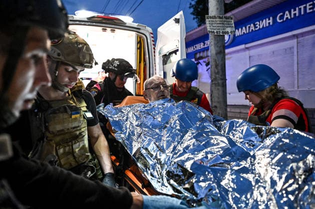 Medics and volunteers put an injured man, covered with a space blanket, on a stretcher into an ambulance during a response effort to a Russian drone strike on a residential area in the Shevchenkivskyi district of Zaporizhzhia, Ukraine, June 4, 2026. Russian forces launched a drone strike on one of the city’s residential areas, killing one person and injuring 16 others. The blast wave and debris shattered windows and balconies in apartment blocks. (Photo by Dmytro Smolienko Ukrinform) Russian forces launch drone strike on district in Zaporizhzhia  Copyright: xDmytroxSmolienkox