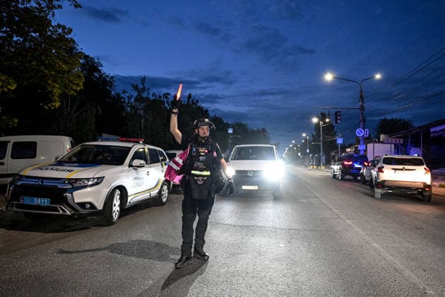 A paramedic gestures at drivers during a response effort to a Russian drone strike in the Shevchenkivskyi district of Zaporizhzhia, Ukraine, June 4, 2026. Russian forces launched a drone strike on one of the city’s residential areas, killing one person and injuring 16 others. The blast wave and debris shattered windows and balconies in apartment blocks. (Photo by Dmytro Smolienko Ukrinform) Russian forces launch drone strike on district in Zaporizhzhia  Copyright: xDmytroxSmolienkox