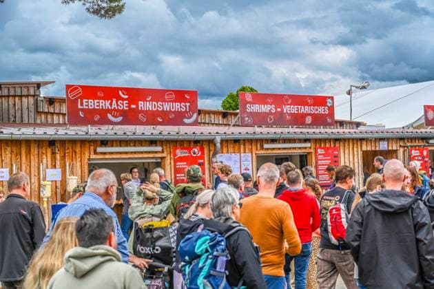 LSP ALLRADMESSE- Besucher an der Imbiss Bude Wurst Leberkaese auf dem Ausstellungs Gelande der jaehrlichen Offroad Messe Abenteuer und Allrad 2026 in Bad Kissingen am 04.06.2026 ist gestartet Bayern Frankreich *** LSP ALLRADMESSE visitors at the snack stall Wurst Leberkaese on the exhibition grounds of the annual offroad fair Abenteuer und Allrad 2026 in Bad Kissingen on 04 06 2026 has started Bavaria France