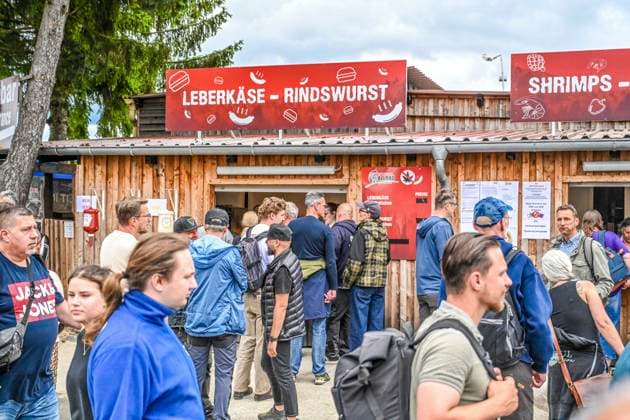 LSP ALLRADMESSE- Besucher an der Imbiss Bude Wurst Leberkaese auf dem Ausstellungs Gelande der jaehrlichen Offroad Messe Abenteuer und Allrad 2026 in Bad Kissingen am 04.06.2026 ist gestartet Bayern Frankreich *** LSP ALLRADMESSE visitors at the snack stall Wurst Leberkaese on the exhibition grounds of the annual offroad fair Abenteuer und Allrad 2026 in Bad Kissingen on 04 06 2026 has started Bavaria France