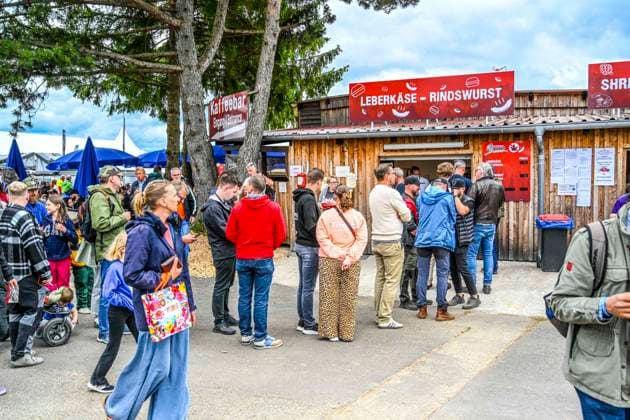 LSP ALLRADMESSE- Besucher an der Imbiss Bude Wurst Leberkaese auf dem Ausstellungs Gelande der jaehrlichen Offroad Messe Abenteuer und Allrad 2026 in Bad Kissingen am 04.06.2026 ist gestartet Bayern Frankreich *** LSP ALLRADMESSE visitors at the snack stall Wurst Leberkaese on the exhibition grounds of the annual offroad fair Abenteuer und Allrad 2026 in Bad Kissingen on 04 06 2026 has started Bavaria France