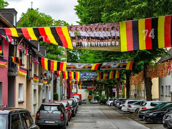 News Bilder des Tages Flaggen-Achim ist bereit für die WM ** NUR FÜR REDAKTIONELLE ZWECKE ** EDITORIAL USE ONLY **<p>Luftbild am 5.6.2026 von einer mit Fahnen geschmückten Straße in Essen. Achim Klimmeck hat wieder die ganze Straße geschmückt und ist ein absoluter WM-Freak. Foto : Arnulf Stoffel Funke Foto Services < p> Buntes Deutschland NRW Essen Copyright: ArnulfxStoffel *** Flags Achim is ready for the World Cup FOR EDITORIAL PURPOSES ONLY EDITORIAL USE ONLY p Aerial view on 5 6 2026 of a street decorated with flags in Essen Achim Klimmeck has decorated the whole street again and is an absolute World Cup freak Photo Arnulf Stoffel Funke Foto Services p Colorful Germany NRW Essen Copyright ArnulfxStoffel Copyright: ArnulfxStoffel doc865liwb956r4pduhr13 ,EDITORIAL USE ONLY