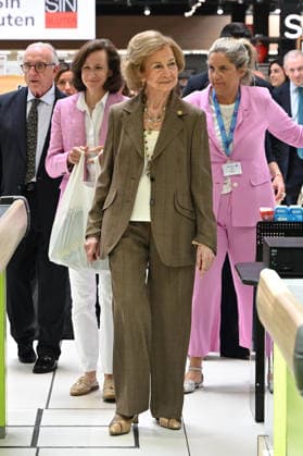 Queen Sofia visits one of the donation points on the occasion of the beginning of the Spring Collection of the Spanish Federation of Food Banks Queen Sofia visits one of the donation points on the occasion of the beginning of the Spring Collection of the Spanish Federation of Food Banks, on June 5, 2026, in Madrid Spain REINA SOFIA SOLIDARITY FOOD BANK JUNE 5, 2026 José Madrid Madrid Madrid Spain  Copyright: xJosÃ xOlivax 7573085