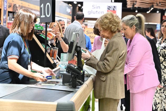 Queen Sofia visits one of the donation points on the occasion of the beginning of the Spring Collection of the Spanish Federation of Food Banks Queen Sofia visits one of the donation points on the occasion of the beginning of the Spring Collection of the Spanish Federation of Food Banks, on June 5, 2026, in Madrid Spain REINA SOFIA SOLIDARITY FOOD BANK JUNE 5, 2026 José Madrid Madrid Madrid Spain  Copyright: xJosÃ xOlivax 7573100