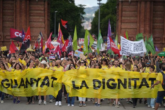 Teachers rally in Barcelona to demand labor improvements Education workers during a demonstration, June 5, 2026, in Barcelona, Catalonia Spain The demonstration, called by the unions Ustec-Stes, CGT Ensenyament and Intersindical, demand a salary increase higher than that agreed by the Government with CCOO and UGT, the reduction of ratios, more resources for inclusive schools, more staff in the centers and less bureaucracy, as well as the reopening of a specific negotiating table and the presentation of a real proposal for labor improvements by the Ministry of Education 05 JUNE 2026 Espana  Copyright: xDavidxZorraquinox 7573189