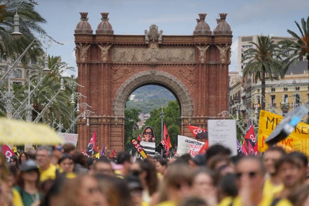 Teachers rally in Barcelona to demand labor improvements Education workers during a demonstration, June 5, 2026, in Barcelona, Catalonia Spain The demonstration, called by the unions Ustec-Stes, CGT Ensenyament and Intersindical, demand a salary increase higher than that agreed by the Government with CCOO and UGT, the reduction of ratios, more resources for inclusive schools, more staff in the centers and less bureaucracy, as well as the reopening of a specific negotiating table and the presentation of a real proposal for labor improvements by the Ministry of Education 05 JUNE 2026 Espana  Copyright: xDavidxZorraquinox 7573199