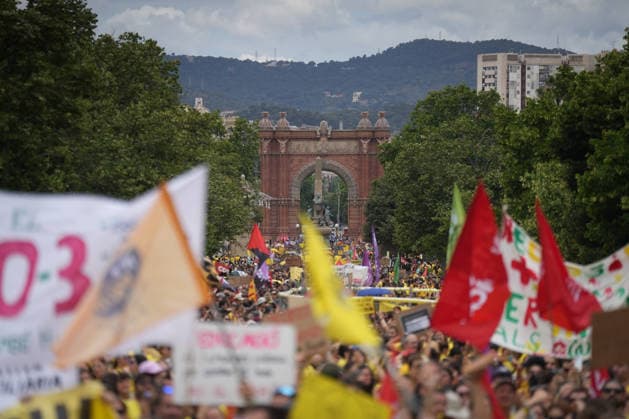 Teachers rally in Barcelona to demand labor improvements Education workers during a demonstration, June 5, 2026, in Barcelona, Catalonia Spain The demonstration, called by the unions Ustec-Stes, CGT Ensenyament and Intersindical, demand a salary increase higher than that agreed by the Government with CCOO and UGT, the reduction of ratios, more resources for inclusive schools, more staff in the centers and less bureaucracy, as well as the reopening of a specific negotiating table and the presentation of a real proposal for labor improvements by the Ministry of Education 05 JUNE 2026 Espana  Copyright: xDavidxZorraquinox 7573204