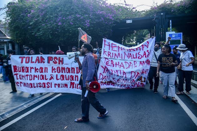 June 5, 2026, Bandung, West Java, Indonesia: Papuan student activists protested during World Environment Day celebrations in Bandung, Indonesia. They opposed the National Strategic Project (PSN) and geothermal project in the Gede Pangrango area of Ã¢â‚¬¹Ã¢â‚¬¹West Java, as well as the seizure of indigenous land, criminalization, and militarism in Papua. They also called for a free Palestine and an end to Israeli oppression. Bandung Indonesia  - ZUMAr272 20260605_zip_r272_002 Copyright: xDimasxRachmatsyahx