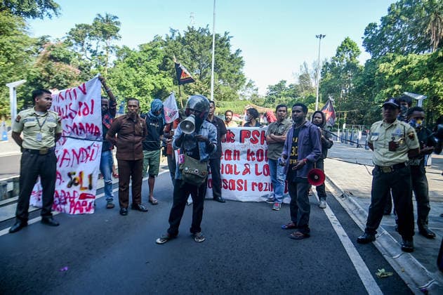 June 5, 2026, Bandung, West Java, Indonesia: Papuan student activists protested during World Environment Day celebrations in Bandung, Indonesia. They opposed the National Strategic Project (PSN) and geothermal project in the Gede Pangrango area of Ã¢â‚¬¹Ã¢â‚¬¹West Java, as well as the seizure of indigenous land, criminalization, and militarism in Papua. They also called for a free Palestine and an end to Israeli oppression. Bandung Indonesia  - ZUMAr272 20260605_zip_r272_013 Copyright: xDimasxRachmatsyahx