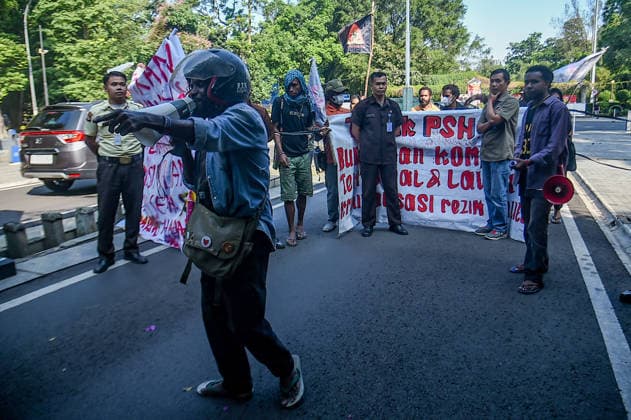 June 5, 2026, Bandung, West Java, Indonesia: Papuan student activists protested during World Environment Day celebrations in Bandung, Indonesia. They opposed the National Strategic Project (PSN) and geothermal project in the Gede Pangrango area of Ã¢â‚¬¹Ã¢â‚¬¹West Java, as well as the seizure of indigenous land, criminalization, and militarism in Papua. They also called for a free Palestine and an end to Israeli oppression. Bandung Indonesia  - ZUMAr272 20260605_zip_r272_014 Copyright: xDimasxRachmatsyahx
