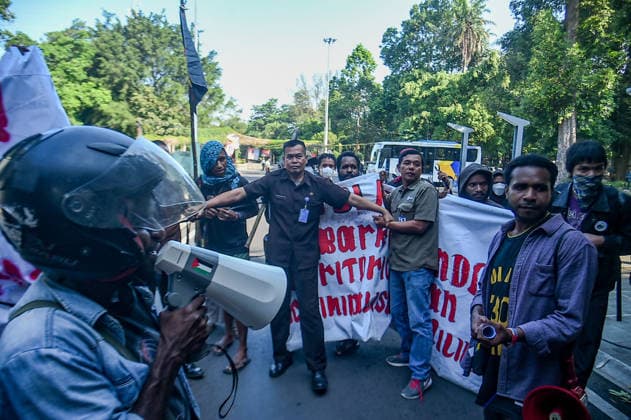 June 5, 2026, Bandung, West Java, Indonesia: Papuan student activists protested during World Environment Day celebrations in Bandung, Indonesia. They opposed the National Strategic Project (PSN) and geothermal project in the Gede Pangrango area of Ã¢â‚¬¹Ã¢â‚¬¹West Java, as well as the seizure of indigenous land, criminalization, and militarism in Papua. They also called for a free Palestine and an end to Israeli oppression. Bandung Indonesia  - ZUMAr272 20260605_zip_r272_015 Copyright: xDimasxRachmatsyahx