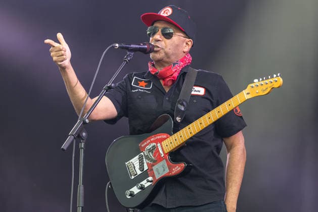 Musikfestival Rock im Park 2026 - Tom Morello, Nürnberg, 05.06.2026 Tom Morello spricht und singt ins Mikrofon, in der Hand eine charakteristische Fender Telecaster mit der Aufschrift Harlem Hellfighters und Black Rattlers . Der Gitarrist trägt ein rotes Bandana und eine Aviator-Sonnenbrille. Nürnberg Bayern Deutschland *** Music festival Rock im Park 2026 Tom Morello, Nuremberg, 05 06 2026 Tom Morello speaks and sings into the microphone, holding a characteristic Fender Telecaster labeled Harlem Hellfighters and Black Rattlers The guitarist wears a red bandana and Aviator sunglasses Nuremberg Bavaria Germany 20260605-1V9A9054-M4000