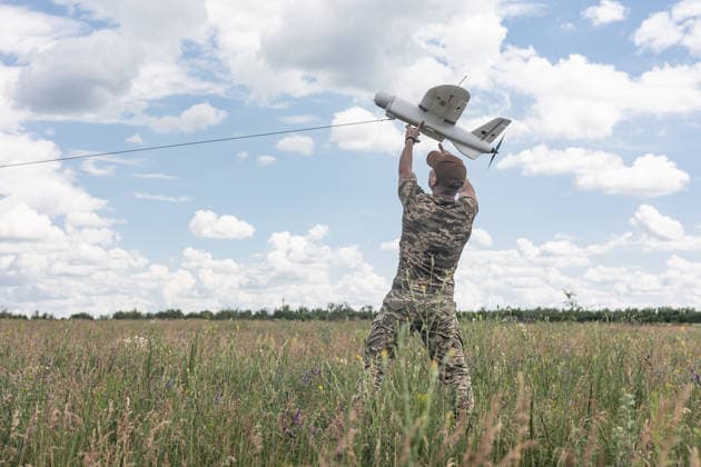 News Bilder des Tages Ukrainian drone unit in Donetsk Oblast DONETSK OBLAST, UKRAINE - JUNE 5: A Ukrainian soldier operates a reconnaissance drone in the Donetsk Oblast, Ukraine, 5 June 2026 Diego Herrera Carcedo Anadolu Donetsk Ukraine. Editorial use only. Please get in touch for any other usage.  Copyright: x2026xAnadoluxDiegoxHerreraxCarcedox