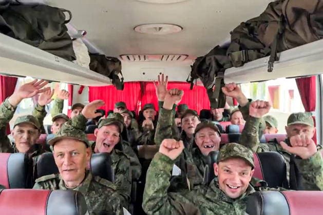News Bilder des Tages BELARUS - JUNE 5, 2026: This video screen grab shows Russian servicemen as they return from Ukrainian captivity. Video grab. Best possible quality Belarus  - ZUMAt113 20260605_zaa_t113_425 Copyright: xRussianxDefencexMinistryxPressxSx