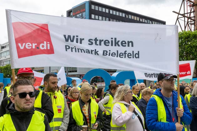 Verdi Warnstreik in Bochum. 05.06.2026, EU, DEU, Deutschland, Nordrhein-Westfalen, Bochum: Warnstreik von Verdi-Mitgliedern im Tarifkonflikt mit dem Einzelhandel auf dem Willii-Brandt-Platz. EU, DEU, Germany, North Rhine-Westphalia, Bochum: Warning strike by Verdi members involved in a collective bargaining dispute with the retail sector on Willi-Brandt-Platz