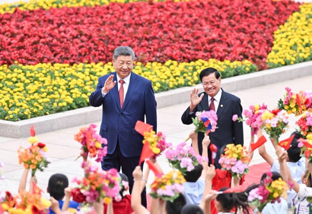 (260605) -- BEIJING, June 5, 2026 -- General Secretary of the Communist Party of China Central Committee and Chinese President Xi Jinping holds a welcome ceremony for General Secretary of the Lao People s Revolutionary Party Central Committee and Lao President Thongloun Sisoulith at the square outside the east gate of the Great Hall of the People ahead of their talks in Beijing, capital of China, June 5, 2026. Xi held talks with Thongloun, who is on a state visit to China, at the Great Hall of the People in Beijing on Friday. ) CHINA-BEIJING-XI JINPING-LAOS-THONGLOUN-TALKS (CN) YuexYuewei 